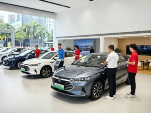 Exterior view of University Kia dealership in Huntsville, featuring new cars and a welcoming entrance.